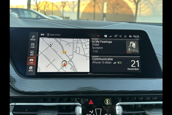 BMW 1-serie 118i Executive Edition M SPORT | HARMAN & KARDON | ELEKTRISCHE ACHTERKLEP | CAMERA | ADAPTIVE CRUISE CONTROL | STOEL- & STUURVERWARMING | HEAD-UP | 19 INCH | INDIVIDUAL KLEUR STORM BAY METALLIC BOMVOL OPTIES