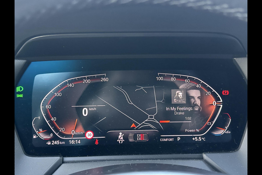 BMW 1-serie 118i Executive Edition M SPORT | HARMAN & KARDON | ELEKTRISCHE ACHTERKLEP | CAMERA | ADAPTIVE CRUISE CONTROL | STOEL- & STUURVERWARMING | HEAD-UP | 19 INCH | INDIVIDUAL KLEUR STORM BAY METALLIC BOMVOL OPTIES