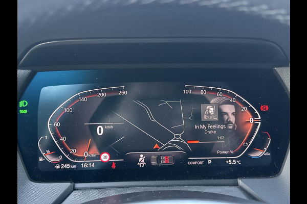 BMW 1-serie 118i Executive Edition M SPORT | HARMAN & KARDON | ELEKTRISCHE ACHTERKLEP | CAMERA | ADAPTIVE CRUISE CONTROL | STOEL- & STUURVERWARMING | HEAD-UP | 19 INCH | INDIVIDUAL KLEUR STORM BAY METALLIC BOMVOL OPTIES