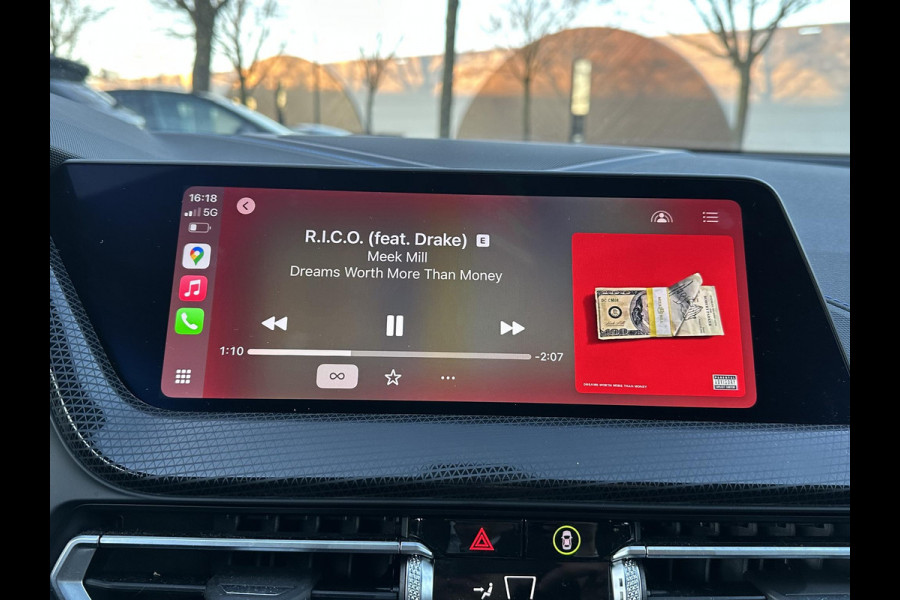 BMW 1-serie 118i Executive Edition M SPORT | HARMAN & KARDON | ELEKTRISCHE ACHTERKLEP | CAMERA | ADAPTIVE CRUISE CONTROL | STOEL- & STUURVERWARMING | HEAD-UP | 19 INCH | INDIVIDUAL KLEUR STORM BAY METALLIC BOMVOL OPTIES