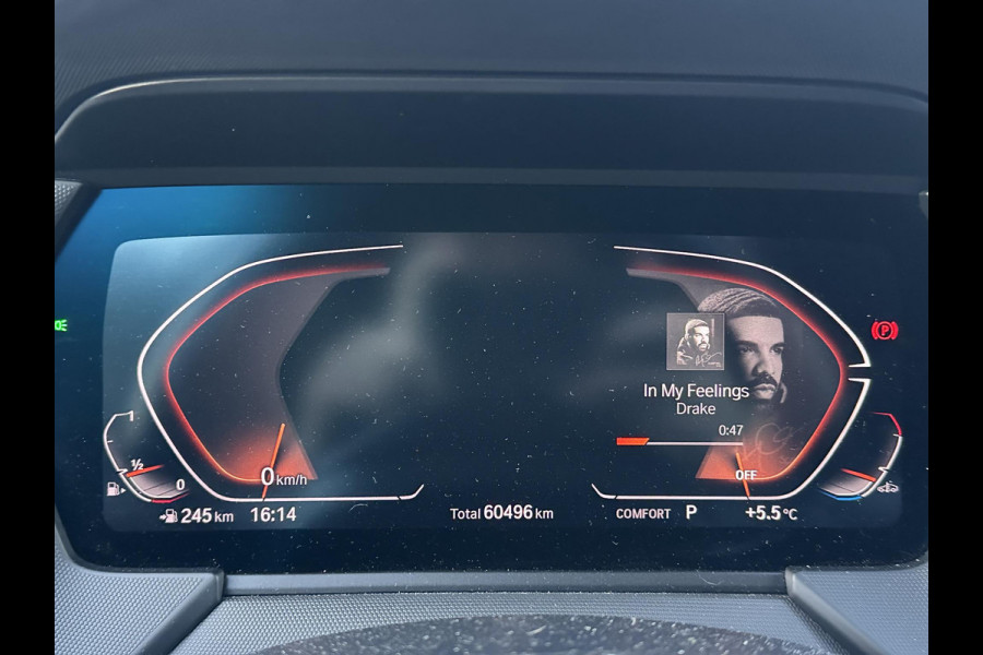 BMW 1-serie 118i Executive Edition M SPORT | HARMAN & KARDON | ELEKTRISCHE ACHTERKLEP | CAMERA | ADAPTIVE CRUISE CONTROL | STOEL- & STUURVERWARMING | HEAD-UP | 19 INCH | INDIVIDUAL KLEUR STORM BAY METALLIC BOMVOL OPTIES