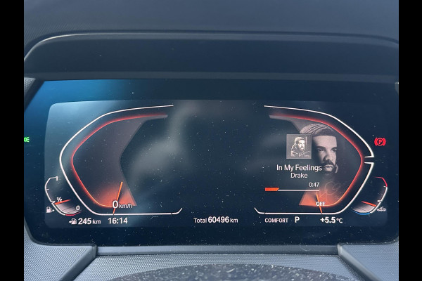 BMW 1-serie 118i Executive Edition M SPORT | HARMAN & KARDON | ELEKTRISCHE ACHTERKLEP | CAMERA | ADAPTIVE CRUISE CONTROL | STOEL- & STUURVERWARMING | HEAD-UP | 19 INCH | INDIVIDUAL KLEUR STORM BAY METALLIC BOMVOL OPTIES