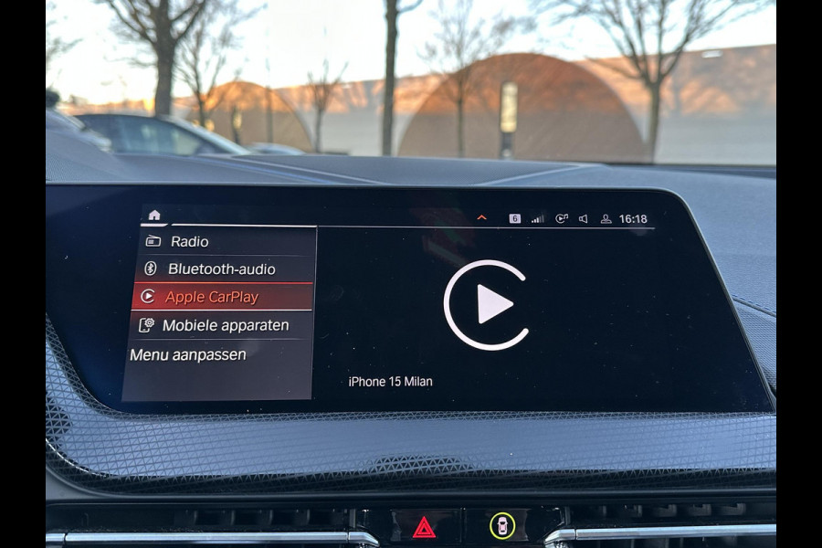 BMW 1-serie 118i Executive Edition M SPORT | HARMAN & KARDON | ELEKTRISCHE ACHTERKLEP | CAMERA | ADAPTIVE CRUISE CONTROL | STOEL- & STUURVERWARMING | HEAD-UP | 19 INCH | INDIVIDUAL KLEUR STORM BAY METALLIC BOMVOL OPTIES