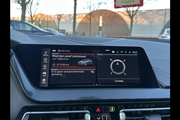 BMW 1-serie 118i Executive Edition M SPORT | HARMAN & KARDON | ELEKTRISCHE ACHTERKLEP | CAMERA | ADAPTIVE CRUISE CONTROL | STOEL- & STUURVERWARMING | HEAD-UP | 19 INCH | INDIVIDUAL KLEUR STORM BAY METALLIC BOMVOL OPTIES