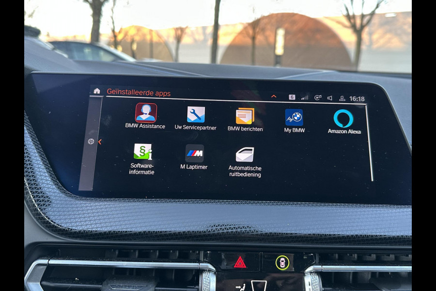 BMW 1-serie 118i Executive Edition M SPORT | HARMAN & KARDON | ELEKTRISCHE ACHTERKLEP | CAMERA | ADAPTIVE CRUISE CONTROL | STOEL- & STUURVERWARMING | HEAD-UP | 19 INCH | INDIVIDUAL KLEUR STORM BAY METALLIC BOMVOL OPTIES