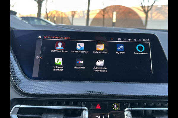 BMW 1-serie 118i Executive Edition M SPORT | HARMAN & KARDON | ELEKTRISCHE ACHTERKLEP | CAMERA | ADAPTIVE CRUISE CONTROL | STOEL- & STUURVERWARMING | HEAD-UP | 19 INCH | INDIVIDUAL KLEUR STORM BAY METALLIC BOMVOL OPTIES