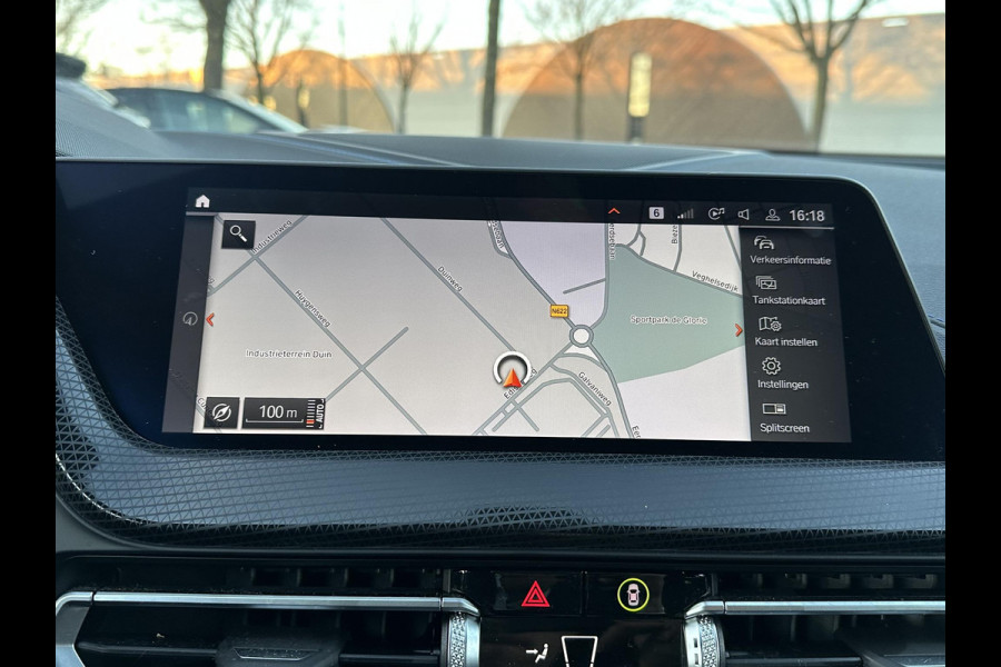 BMW 1-serie 118i Executive Edition M SPORT | HARMAN & KARDON | ELEKTRISCHE ACHTERKLEP | CAMERA | ADAPTIVE CRUISE CONTROL | STOEL- & STUURVERWARMING | HEAD-UP | 19 INCH | INDIVIDUAL KLEUR STORM BAY METALLIC BOMVOL OPTIES