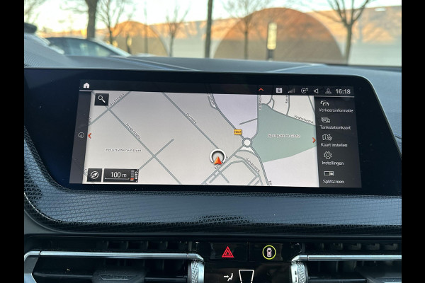 BMW 1-serie 118i Executive Edition M SPORT | HARMAN & KARDON | ELEKTRISCHE ACHTERKLEP | CAMERA | ADAPTIVE CRUISE CONTROL | STOEL- & STUURVERWARMING | HEAD-UP | 19 INCH | INDIVIDUAL KLEUR STORM BAY METALLIC BOMVOL OPTIES