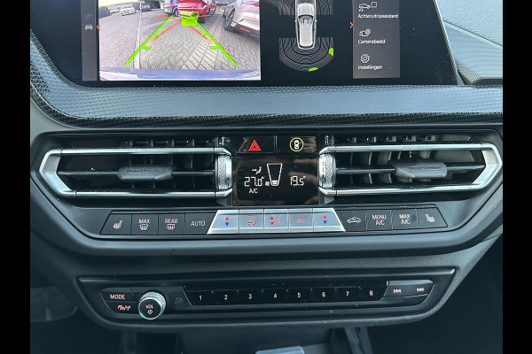 BMW 1-serie 118i Executive Edition M SPORT | HARMAN & KARDON | ELEKTRISCHE ACHTERKLEP | CAMERA | ADAPTIVE CRUISE CONTROL | STOEL- & STUURVERWARMING | HEAD-UP | 19 INCH | INDIVIDUAL KLEUR STORM BAY METALLIC BOMVOL OPTIES