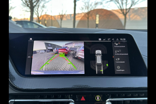 BMW 1-serie 118i Executive Edition M SPORT | HARMAN & KARDON | ELEKTRISCHE ACHTERKLEP | CAMERA | ADAPTIVE CRUISE CONTROL | STOEL- & STUURVERWARMING | HEAD-UP | 19 INCH | INDIVIDUAL KLEUR STORM BAY METALLIC BOMVOL OPTIES