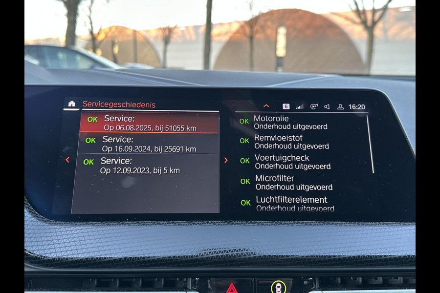 BMW 1-serie 118i Executive Edition M SPORT | HARMAN & KARDON | ELEKTRISCHE ACHTERKLEP | CAMERA | ADAPTIVE CRUISE CONTROL | STOEL- & STUURVERWARMING | HEAD-UP | 19 INCH | INDIVIDUAL KLEUR STORM BAY METALLIC BOMVOL OPTIES