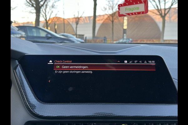 BMW 1-serie 118i Executive Edition M SPORT | HARMAN & KARDON | ELEKTRISCHE ACHTERKLEP | CAMERA | ADAPTIVE CRUISE CONTROL | STOEL- & STUURVERWARMING | HEAD-UP | 19 INCH | INDIVIDUAL KLEUR STORM BAY METALLIC BOMVOL OPTIES