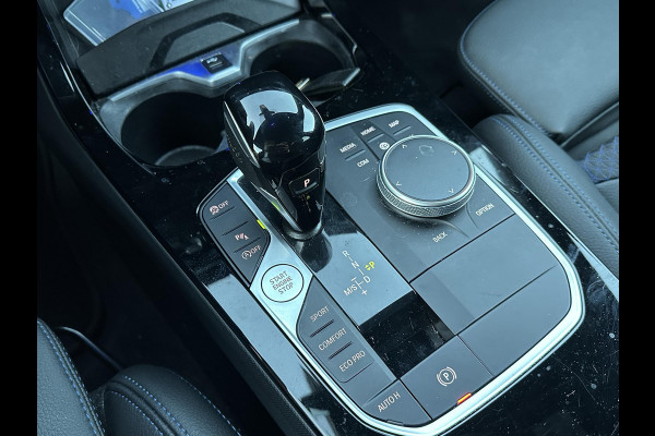 BMW 1-serie 118i Executive Edition M SPORT | HARMAN & KARDON | ELEKTRISCHE ACHTERKLEP | CAMERA | ADAPTIVE CRUISE CONTROL | STOEL- & STUURVERWARMING | HEAD-UP | 19 INCH | INDIVIDUAL KLEUR STORM BAY METALLIC BOMVOL OPTIES