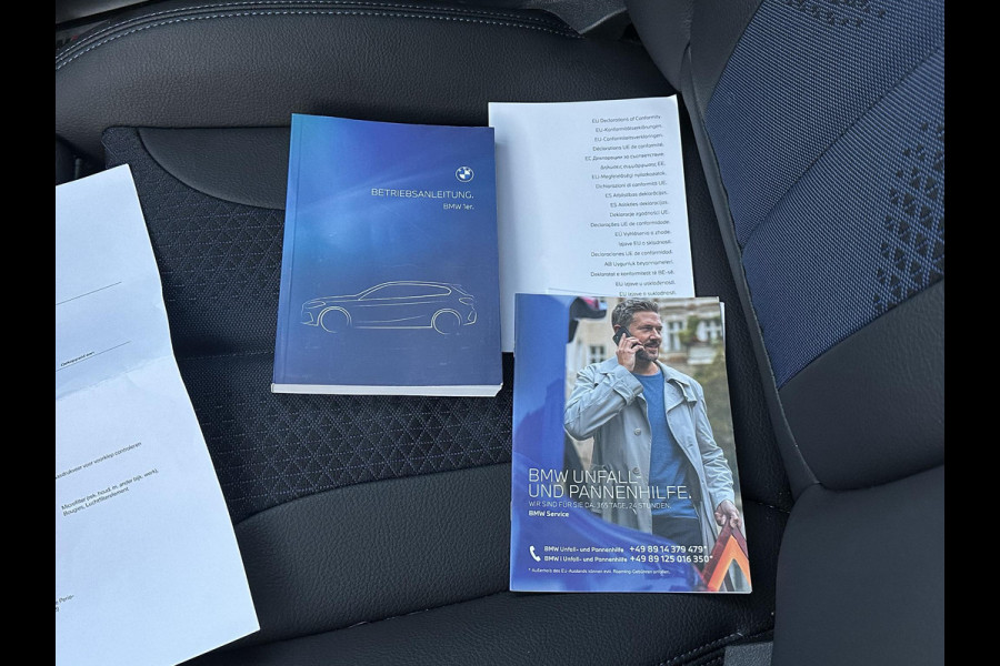 BMW 1-serie 118i Executive Edition M SPORT | HARMAN & KARDON | ELEKTRISCHE ACHTERKLEP | CAMERA | ADAPTIVE CRUISE CONTROL | STOEL- & STUURVERWARMING | HEAD-UP | 19 INCH | INDIVIDUAL KLEUR STORM BAY METALLIC BOMVOL OPTIES