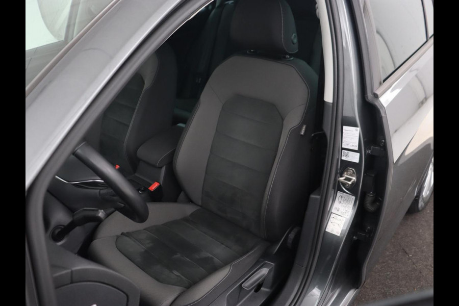 Volkswagen Golf 1.0 TSI Comfortline Business | Panoramadak | Trekhaak | Stoelverwarming | Full LED | Camera | Park Assist | Carplay | Navigatie | Adaptive cruise | DAB | Massage | Climate control