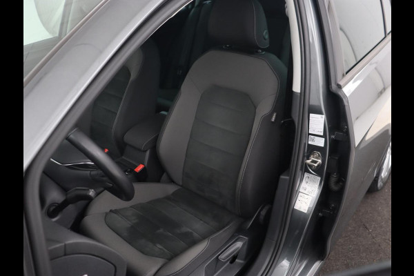 Volkswagen Golf 1.0 TSI Comfortline Business | Panoramadak | Trekhaak | Stoelverwarming | Full LED | Camera | Park Assist | Carplay | Navigatie | Adaptive cruise | DAB | Massage | Climate control