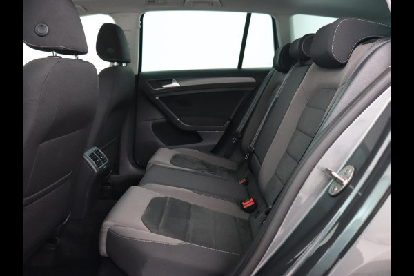 Volkswagen Golf 1.0 TSI Comfortline Business | Panoramadak | Trekhaak | Stoelverwarming | Full LED | Camera | Park Assist | Carplay | Navigatie | Adaptive cruise | DAB | Massage | Climate control