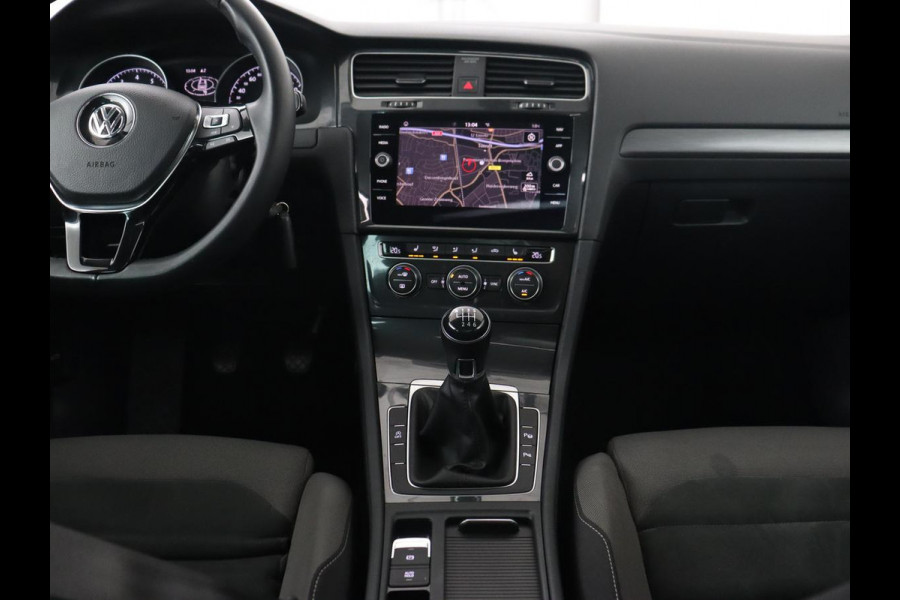 Volkswagen Golf 1.0 TSI Comfortline Business | Panoramadak | Trekhaak | Stoelverwarming | Full LED | Camera | Park Assist | Carplay | Navigatie | Adaptive cruise | DAB | Massage | Climate control
