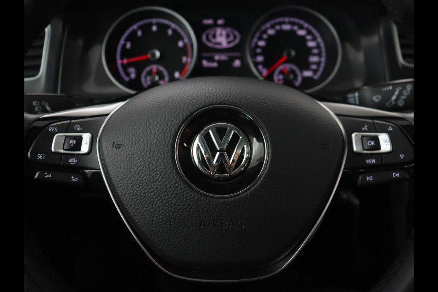 Volkswagen Golf 1.0 TSI Comfortline Business | Panoramadak | Trekhaak | Stoelverwarming | Full LED | Camera | Park Assist | Carplay | Navigatie | Adaptive cruise | DAB | Massage | Climate control
