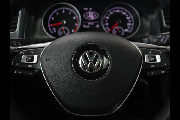 Volkswagen Golf 1.0 TSI Comfortline Business | Panoramadak | Trekhaak | Stoelverwarming | Full LED | Camera | Park Assist | Carplay | Navigatie | Adaptive cruise | DAB | Massage | Climate control