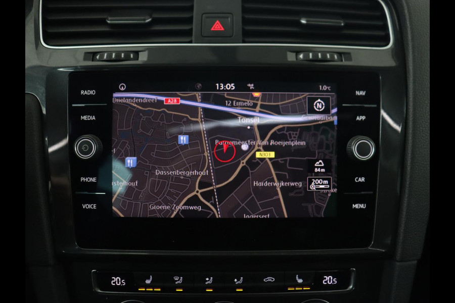 Volkswagen Golf 1.0 TSI Comfortline Business | Panoramadak | Trekhaak | Stoelverwarming | Full LED | Camera | Park Assist | Carplay | Navigatie | Adaptive cruise | DAB | Massage | Climate control