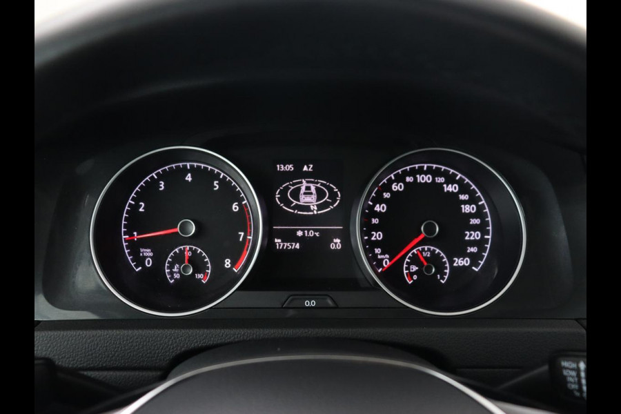 Volkswagen Golf 1.0 TSI Comfortline Business | Panoramadak | Trekhaak | Stoelverwarming | Full LED | Camera | Park Assist | Carplay | Navigatie | Adaptive cruise | DAB | Massage | Climate control