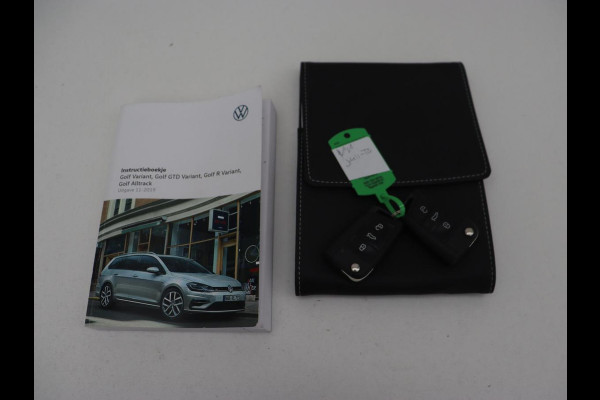 Volkswagen Golf 1.0 TSI Comfortline Business | Panoramadak | Trekhaak | Stoelverwarming | Full LED | Camera | Park Assist | Carplay | Navigatie | Adaptive cruise | DAB | Massage | Climate control