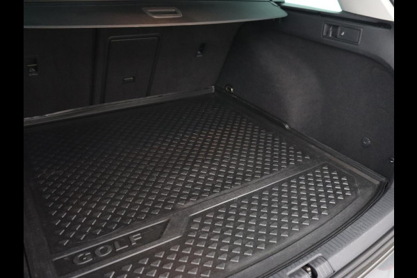 Volkswagen Golf 1.0 TSI Comfortline Business | Panoramadak | Trekhaak | Stoelverwarming | Full LED | Camera | Park Assist | Carplay | Navigatie | Adaptive cruise | DAB | Massage | Climate control