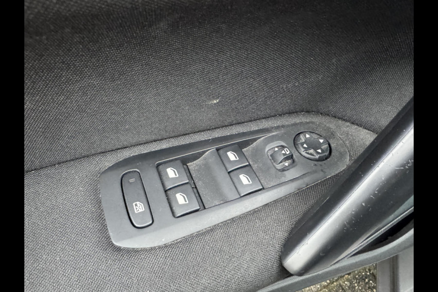 Peugeot 308 1.2 PureTech Blue Lion | Panoramadak | Navigatie | Lichtmetalen Velgen | Parkeersensoren |