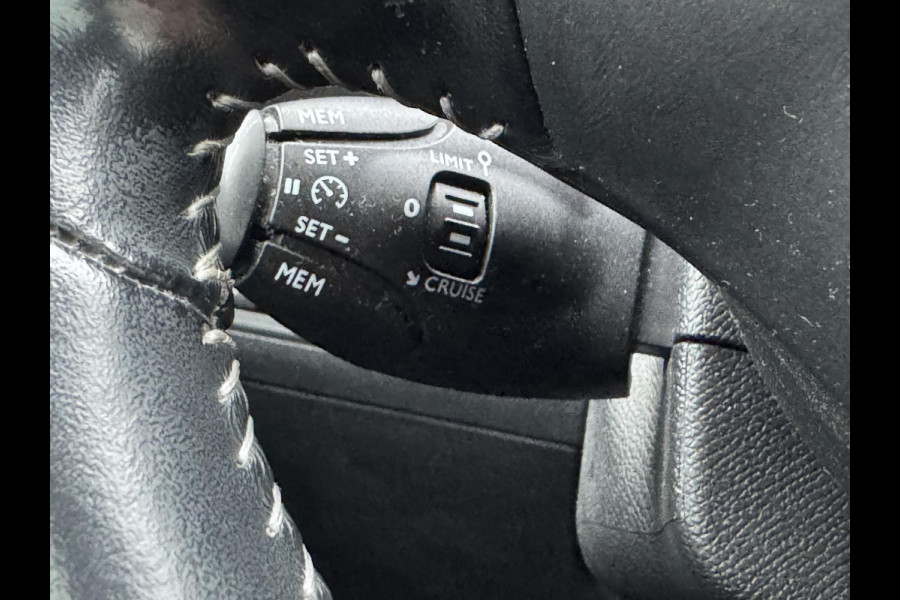 Peugeot 308 1.2 PureTech Blue Lion | Panoramadak | Navigatie | Lichtmetalen Velgen | Parkeersensoren |