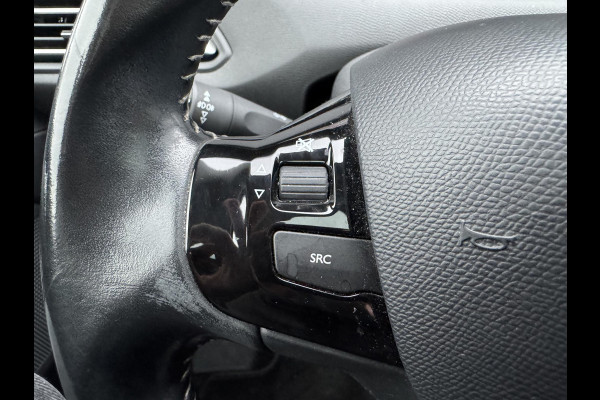Peugeot 308 1.2 PureTech Blue Lion | Panoramadak | Navigatie | Lichtmetalen Velgen | Parkeersensoren |