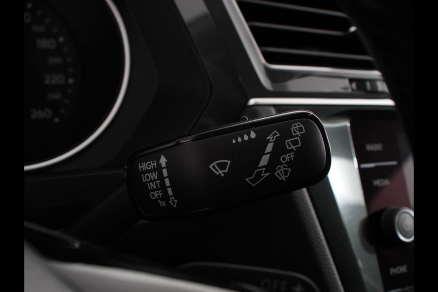 Volkswagen Tiguan Allspace 1.5 TSI DSG Comfortline 7p. | Climate Control | Camera | Parkeer sensoren | Trekhaak | Electrisch bedienbare achterklep | Stoelverwarming