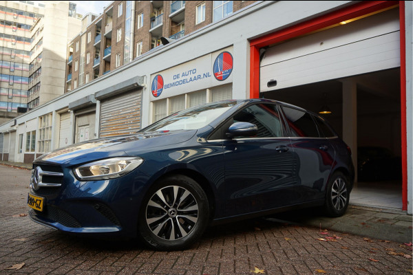 Mercedes-Benz B-Klasse 180 Business Solution Aut7 Night | NAP | Rijkelijk uitgevoerd | Apple Carplay | Camera | Parkeer assistent | Sportinterieur | Cruise + Lane | Sportvelgen | etc
