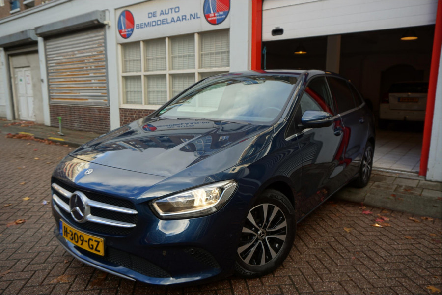 Mercedes-Benz B-Klasse 180 Business Solution Aut7 Night | NAP | Rijkelijk uitgevoerd | Apple Carplay | Camera | Parkeer assistent | Sportinterieur | Cruise + Lane | Sportvelgen | etc