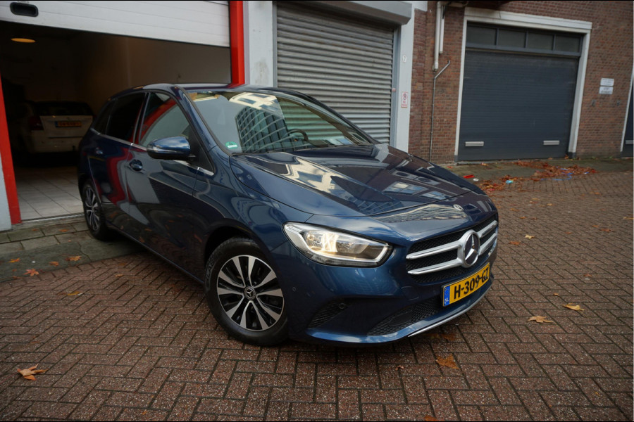 Mercedes-Benz B-Klasse 180 Business Solution Aut7 Night | NAP | Rijkelijk uitgevoerd | Apple Carplay | Camera | Parkeer assistent | Sportinterieur | Cruise + Lane | Sportvelgen | etc