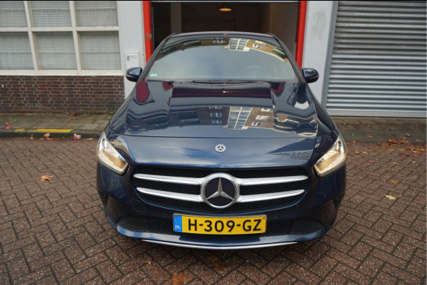 Mercedes-Benz B-Klasse 180 Business Solution Aut7 Night | NAP | Rijkelijk uitgevoerd | Apple Carplay | Camera | Parkeer assistent | Sportinterieur | Cruise + Lane | Sportvelgen | etc