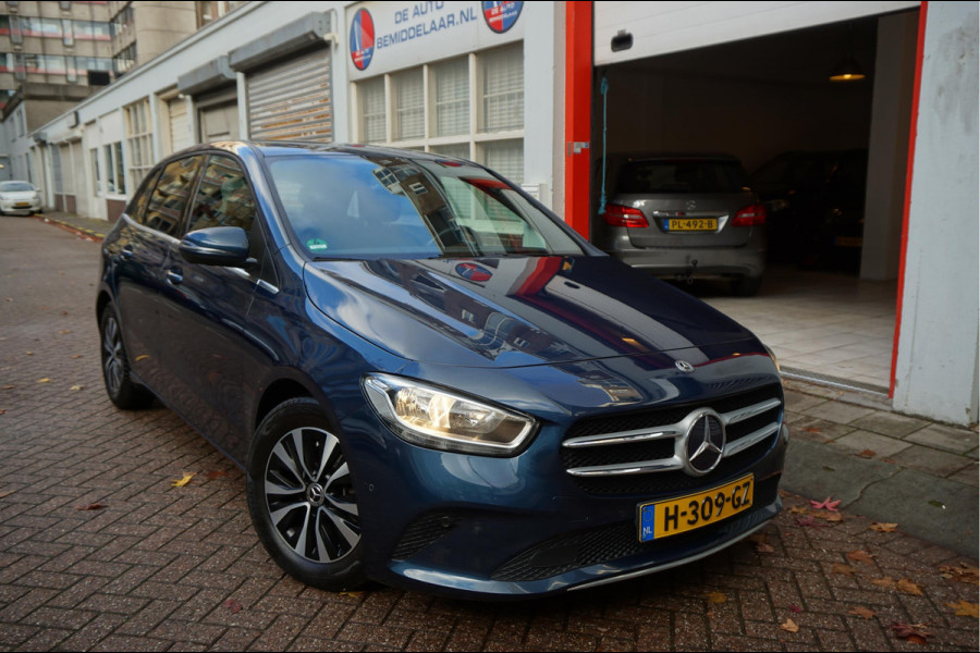 Mercedes-Benz B-Klasse 180 Business Solution Aut7 Night | NAP | Rijkelijk uitgevoerd | Apple Carplay | Camera | Parkeer assistent | Sportinterieur | Cruise + Lane | Sportvelgen | etc