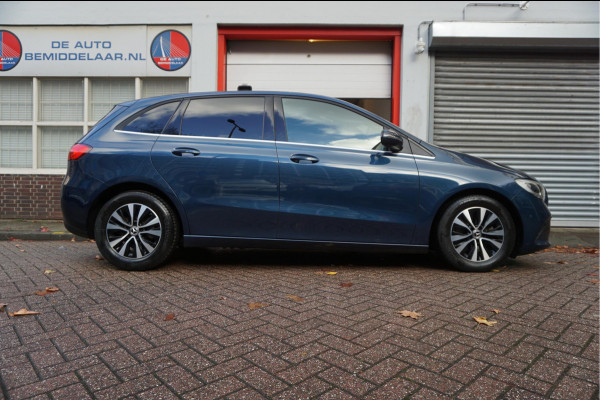 Mercedes-Benz B-Klasse 180 Business Solution Aut7 Night | NAP | Rijkelijk uitgevoerd | Apple Carplay | Camera | Parkeer assistent | Sportinterieur | Cruise + Lane | Sportvelgen | etc