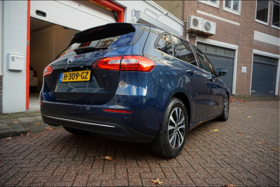 Mercedes-Benz B-Klasse 180 Business Solution Aut7 Night | NAP | Rijkelijk uitgevoerd | Apple Carplay | Camera | Parkeer assistent | Sportinterieur | Cruise + Lane | Sportvelgen | etc