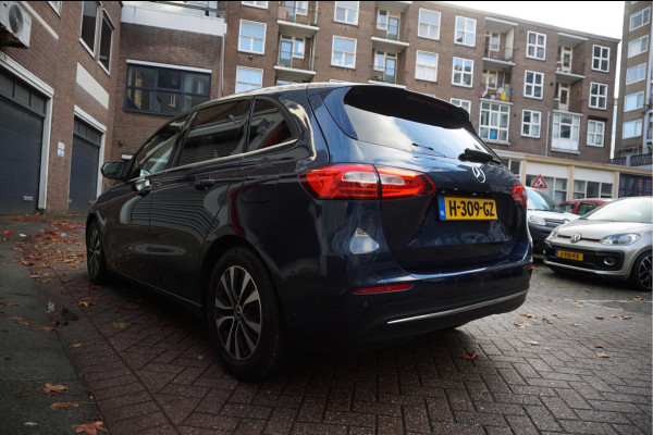 Mercedes-Benz B-Klasse 180 Business Solution Aut7 Night | NAP | Rijkelijk uitgevoerd | Apple Carplay | Camera | Parkeer assistent | Sportinterieur | Cruise + Lane | Sportvelgen | etc