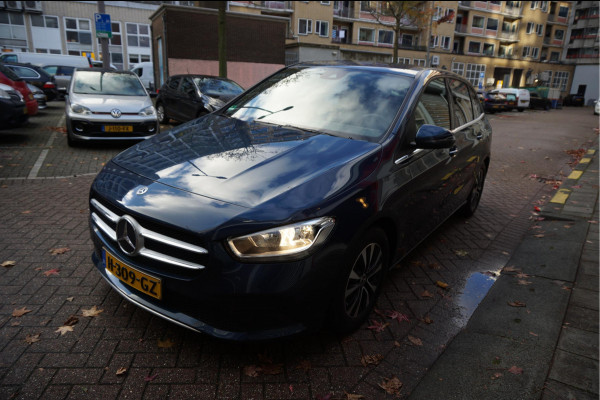 Mercedes-Benz B-Klasse 180 Business Solution Aut7 Night | NAP | Rijkelijk uitgevoerd | Apple Carplay | Camera | Parkeer assistent | Sportinterieur | Cruise + Lane | Sportvelgen | etc