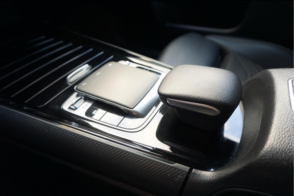 Mercedes-Benz B-Klasse 180 Business Solution Aut7 Night | NAP | Rijkelijk uitgevoerd | Apple Carplay | Camera | Parkeer assistent | Sportinterieur | Cruise + Lane | Sportvelgen | etc