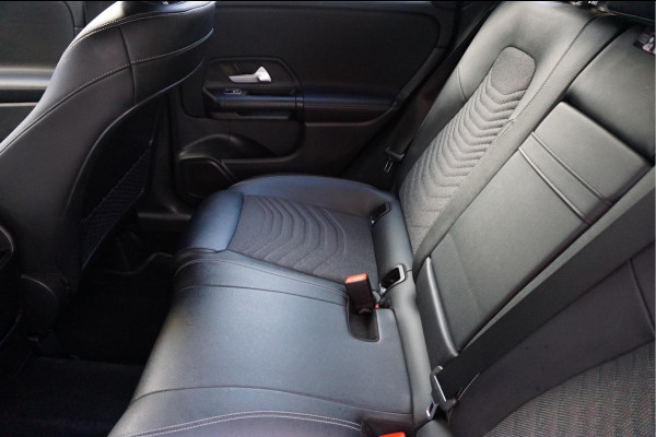Mercedes-Benz B-Klasse 180 Business Solution Aut7 Night | NAP | Rijkelijk uitgevoerd | Apple Carplay | Camera | Parkeer assistent | Sportinterieur | Cruise + Lane | Sportvelgen | etc