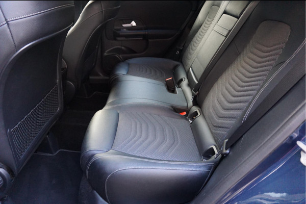 Mercedes-Benz B-Klasse 180 Business Solution Aut7 Night | NAP | Rijkelijk uitgevoerd | Apple Carplay | Camera | Parkeer assistent | Sportinterieur | Cruise + Lane | Sportvelgen | etc