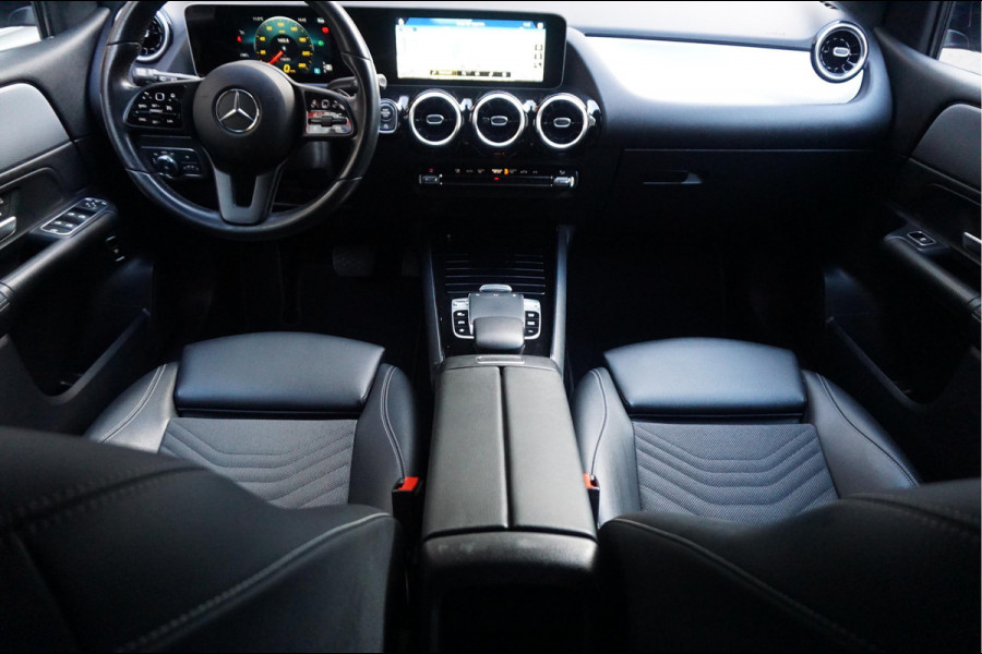 Mercedes-Benz B-Klasse 180 Business Solution Aut7 Night | NAP | Rijkelijk uitgevoerd | Apple Carplay | Camera | Parkeer assistent | Sportinterieur | Cruise + Lane | Sportvelgen | etc
