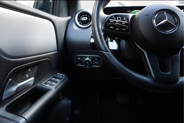 Mercedes-Benz B-Klasse 180 Business Solution Aut7 Night | NAP | Rijkelijk uitgevoerd | Apple Carplay | Camera | Parkeer assistent | Sportinterieur | Cruise + Lane | Sportvelgen | etc