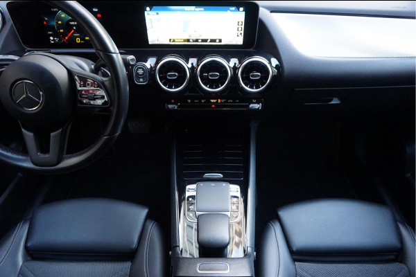 Mercedes-Benz B-Klasse 180 Business Solution Aut7 Night | NAP | Rijkelijk uitgevoerd | Apple Carplay | Camera | Parkeer assistent | Sportinterieur | Cruise + Lane | Sportvelgen | etc