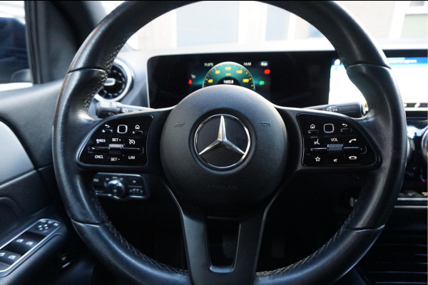 Mercedes-Benz B-Klasse 180 Business Solution Aut7 Night | NAP | Rijkelijk uitgevoerd | Apple Carplay | Camera | Parkeer assistent | Sportinterieur | Cruise + Lane | Sportvelgen | etc