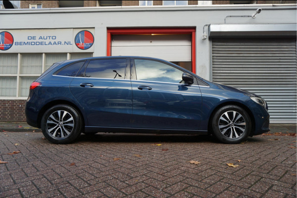 Mercedes-Benz B-Klasse 180 Business Solution Aut7 Night | NAP | Rijkelijk uitgevoerd | Apple Carplay | Camera | Parkeer assistent | Sportinterieur | Cruise + Lane | Sportvelgen | etc