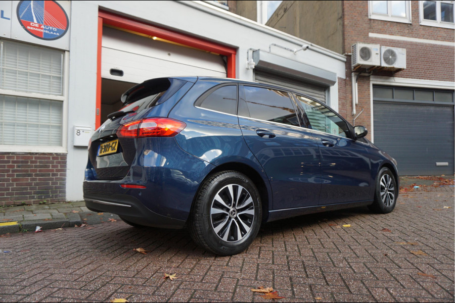 Mercedes-Benz B-Klasse 180 Business Solution Aut7 Night | NAP | Rijkelijk uitgevoerd | Apple Carplay | Camera | Parkeer assistent | Sportinterieur | Cruise + Lane | Sportvelgen | etc